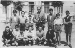 Il prof. Luongo con una sua classe. 1945 Foto presa da avellinesi.it